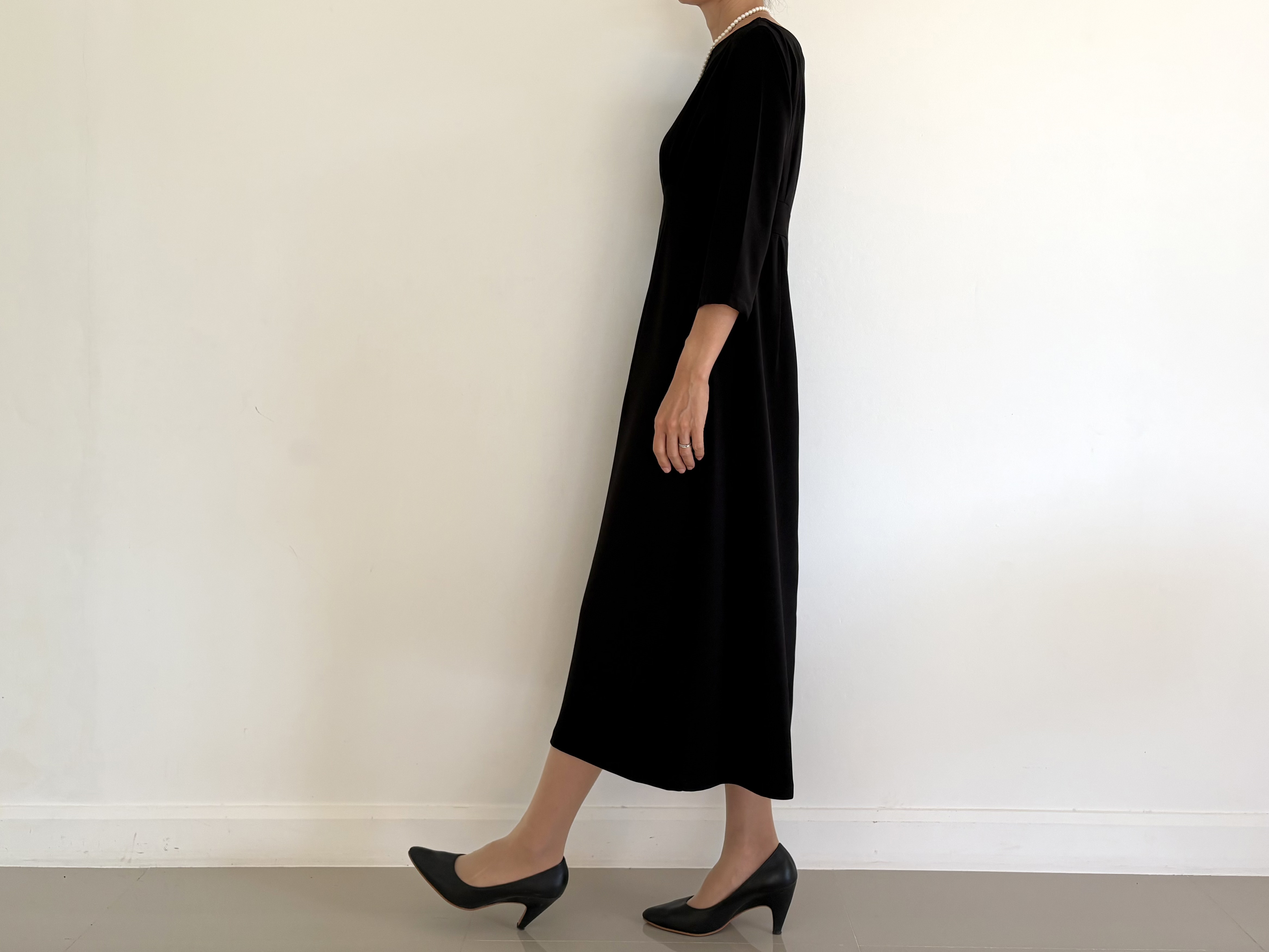 大人のためのきちんと感のある上品フォーマルワンピース。ギャザー入り。Ｓ〜L。送料無料