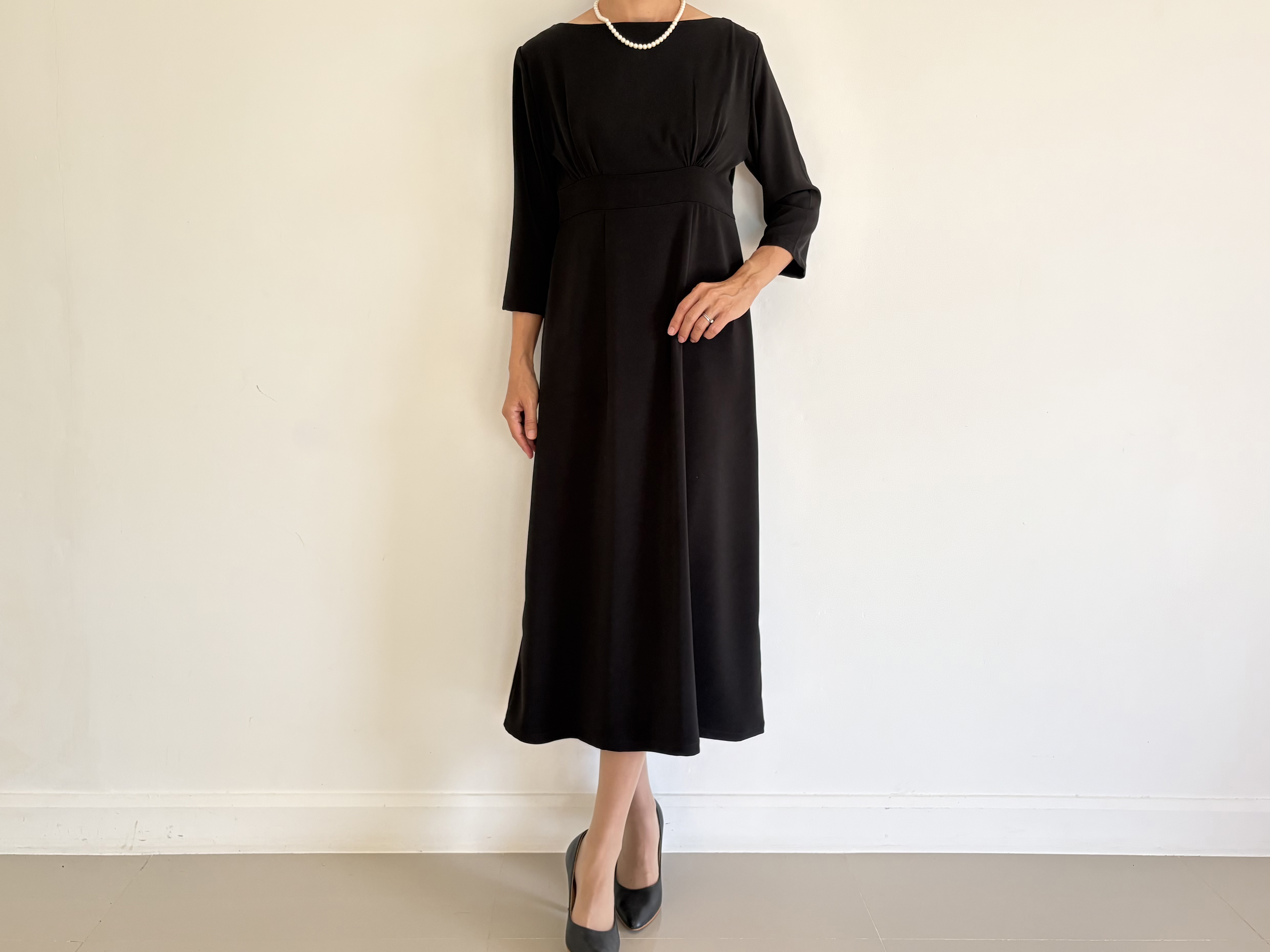 大人のためのきちんと感のある上品フォーマルワンピース。ギャザー入り。Ｓ〜L。送料無料