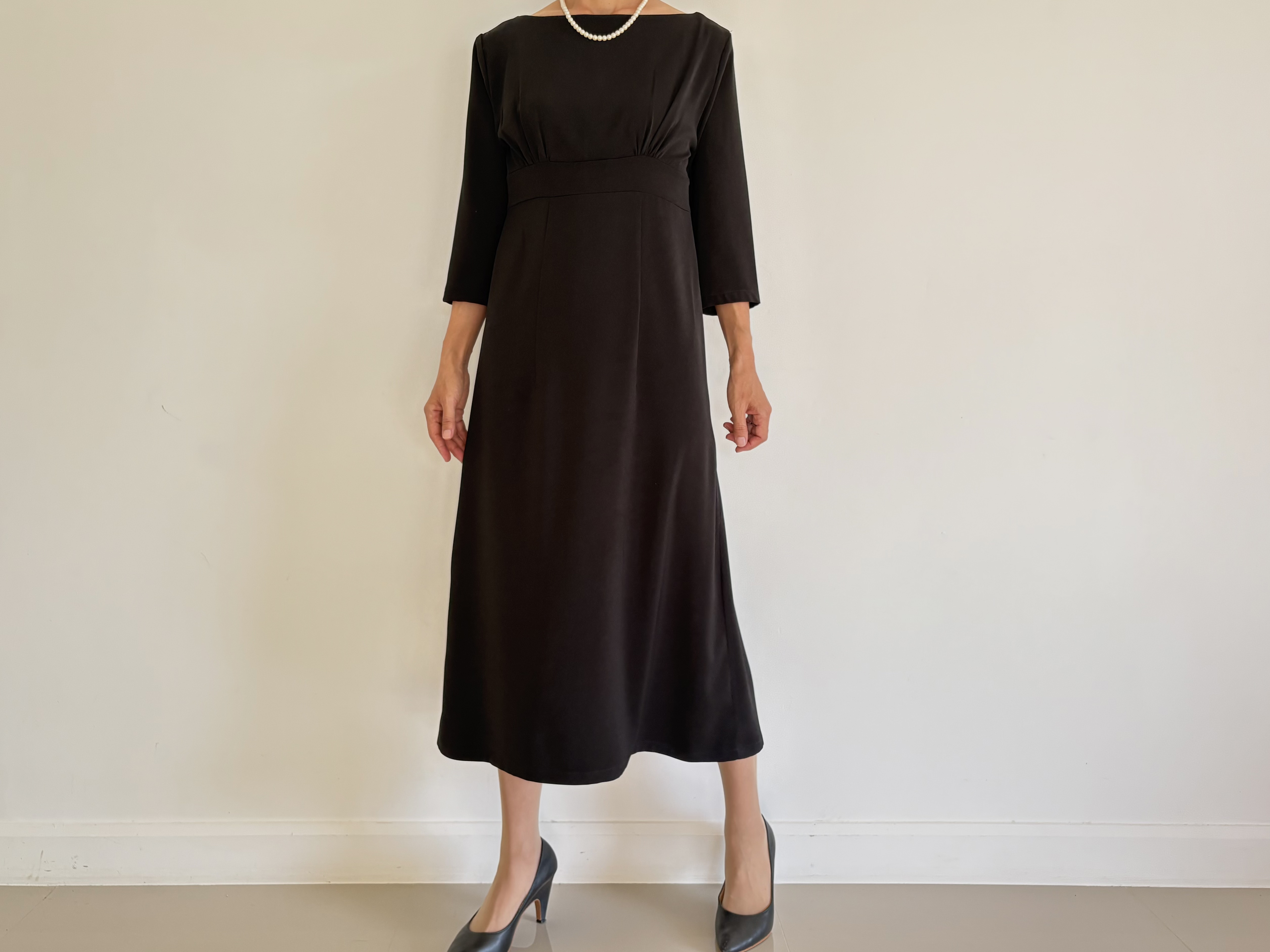 大人のためのきちんと感のある上品フォーマルワンピース。ギャザー入り。Ｓ〜L。送料無料