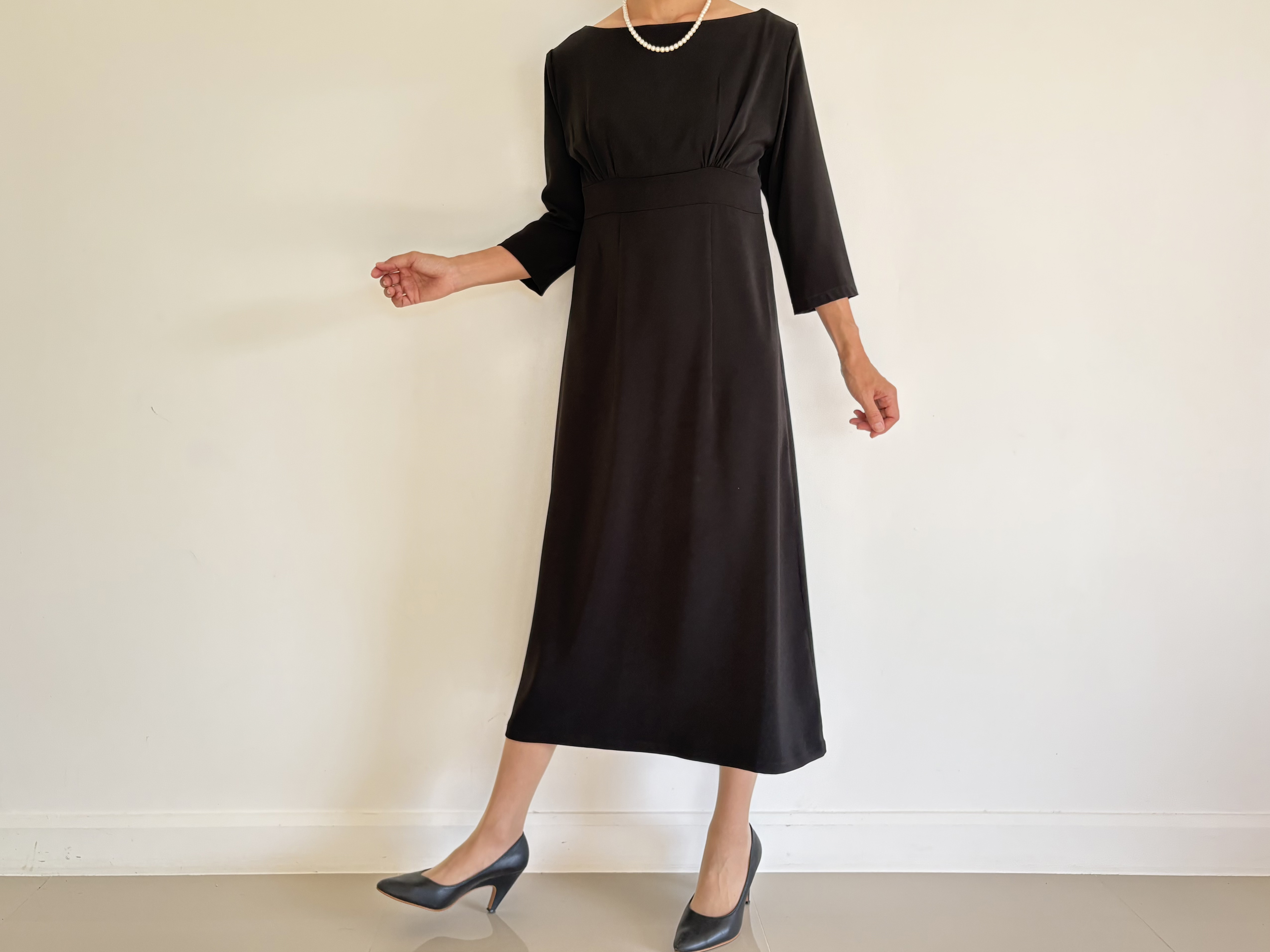 大人のためのきちんと感のある上品フォーマルワンピース。ギャザー入り。Ｓ〜L。送料無料