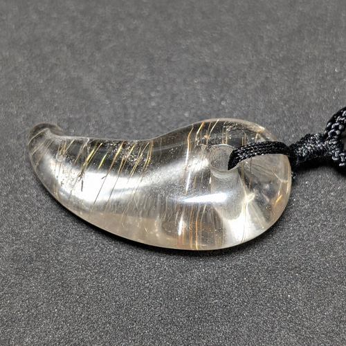 鋭い金線がカッコイイ】ゴールドルチルクォーツ 勾玉ネックレス 紐付き