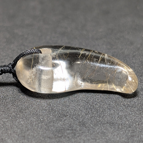 鋭い金線がカッコイイ】ゴールドルチルクォーツ 勾玉ネックレス 紐付き