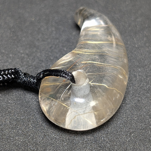 鋭い金線がカッコイイ】ゴールドルチルクォーツ 勾玉ネックレス 紐付き