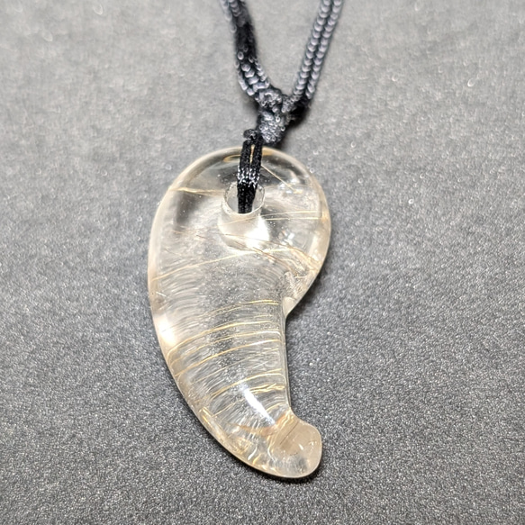 鋭い金線がカッコイイ】ゴールドルチルクォーツ 勾玉ネックレス 紐付き