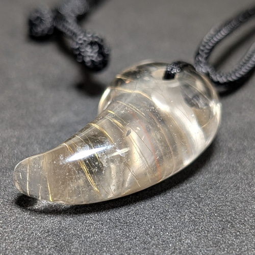 鋭い金線がカッコイイ】ゴールドルチルクォーツ 勾玉ネックレス 紐付き