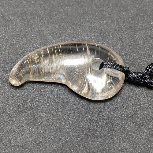 鋭い金線がカッコイイ】ゴールドルチルクォーツ 勾玉ネックレス 紐付き