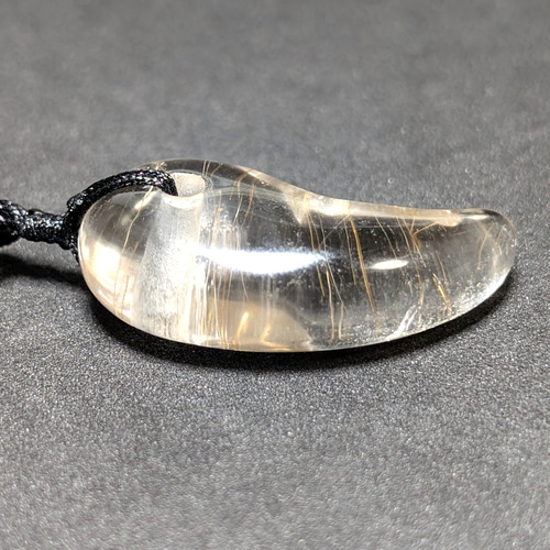 鋭い金線がカッコイイ】ゴールドルチルクォーツ 勾玉ネックレス 紐付き