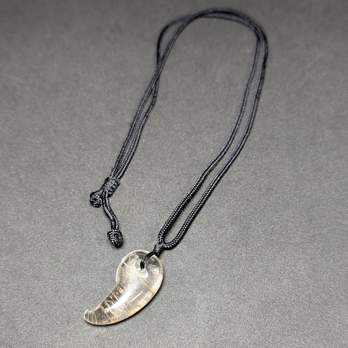 鋭い金線がカッコイイ】ゴールドルチルクォーツ 勾玉ネックレス 紐付き