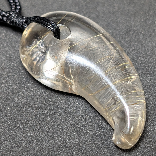 鋭い金線がカッコイイ】ゴールドルチルクォーツ 勾玉ネックレス 紐付き