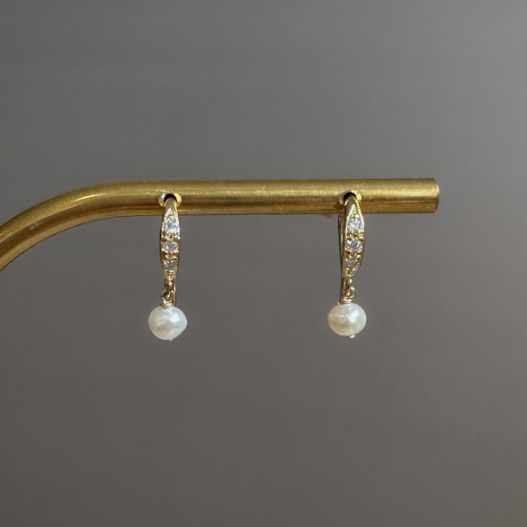【新作2026】淡水パールと煌めくジルコニアのミニピアス  /金具変更可（イヤリング・シルバーカラーあり）フォーマルにも 3枚目の画像