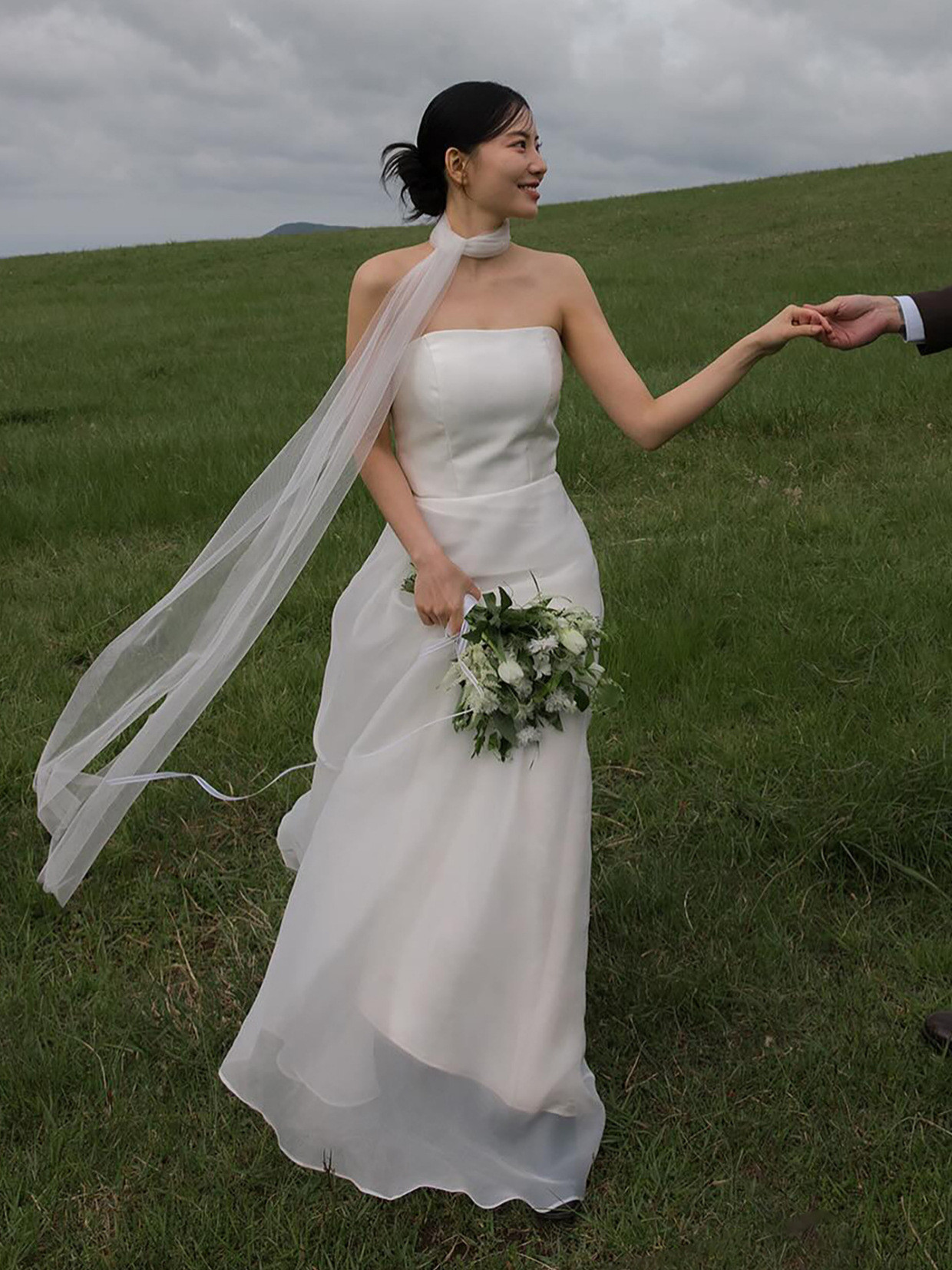 高級感 白 サテン オフショルダー ウェディングドレス シンプル 優雅 花嫁 演奏会 誕生日 前撮り HL951