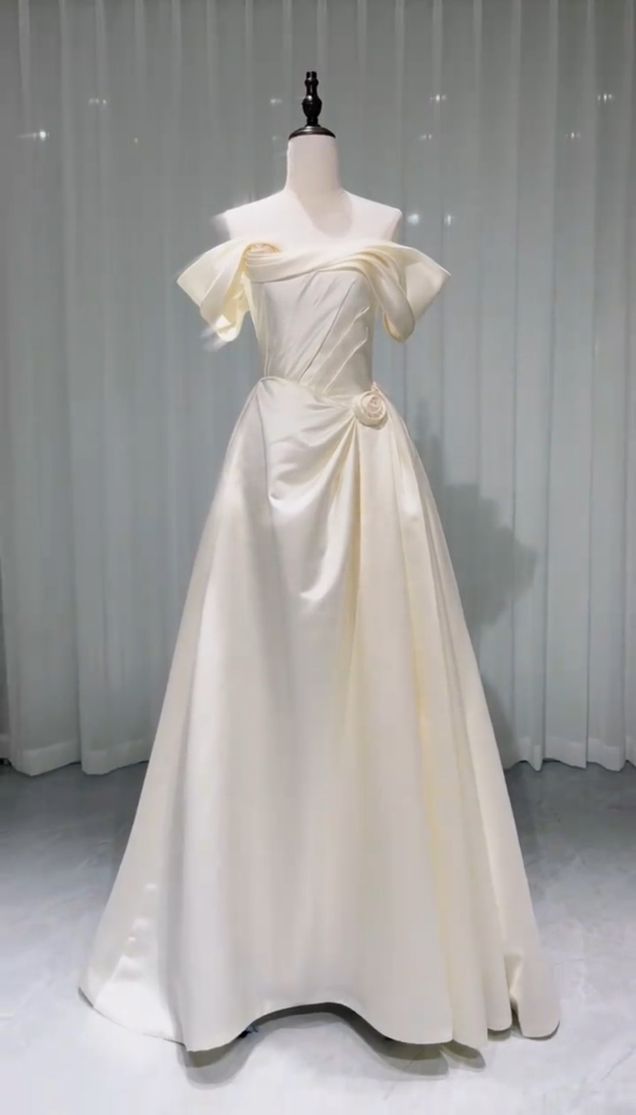 高級感溢れる！サテン　オフホワイト　Aライン　痩せて見える　二の腕カバー　上品　非対称　パーディードレス音楽会ブライダル