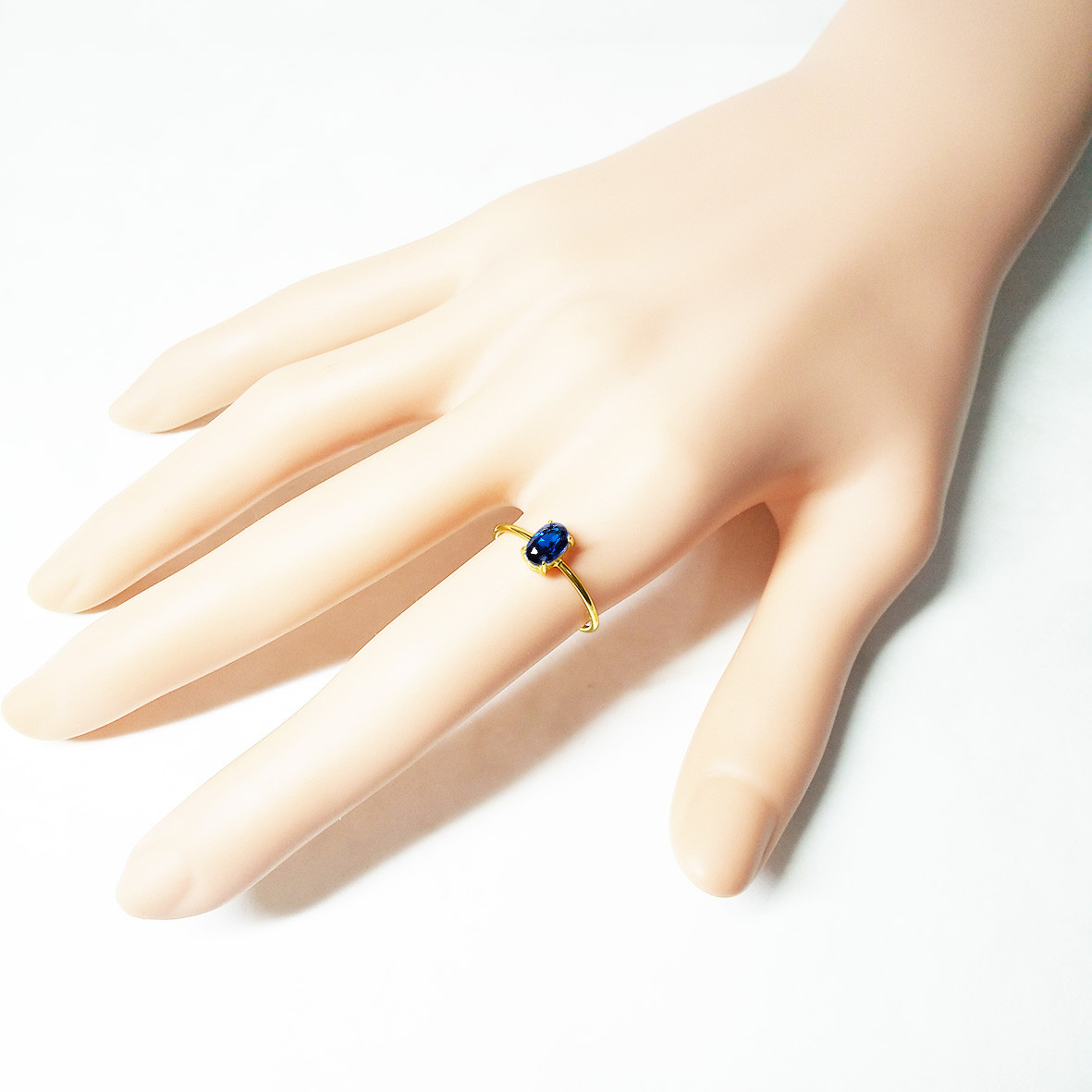 美しい輝き。ブルースピネル(オーバルカット6×4mm)の指輪　フリーサイズ有り　[送料無料]