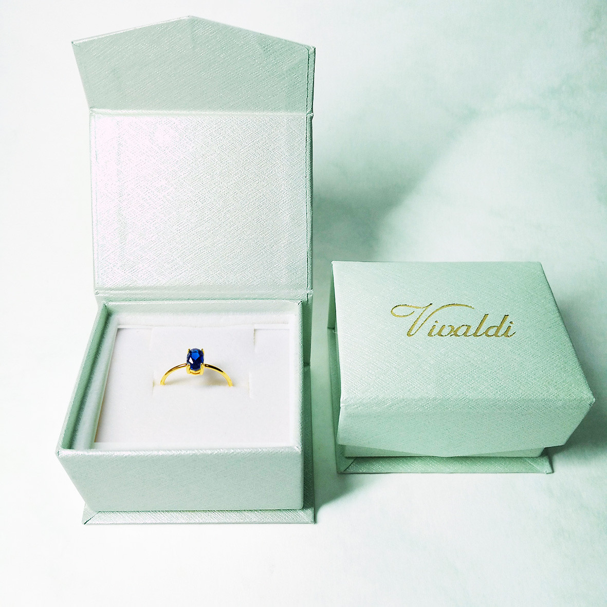 美しい輝き。ブルースピネル(オーバルカット6×4mm)の指輪　フリーサイズ有り　[送料無料]