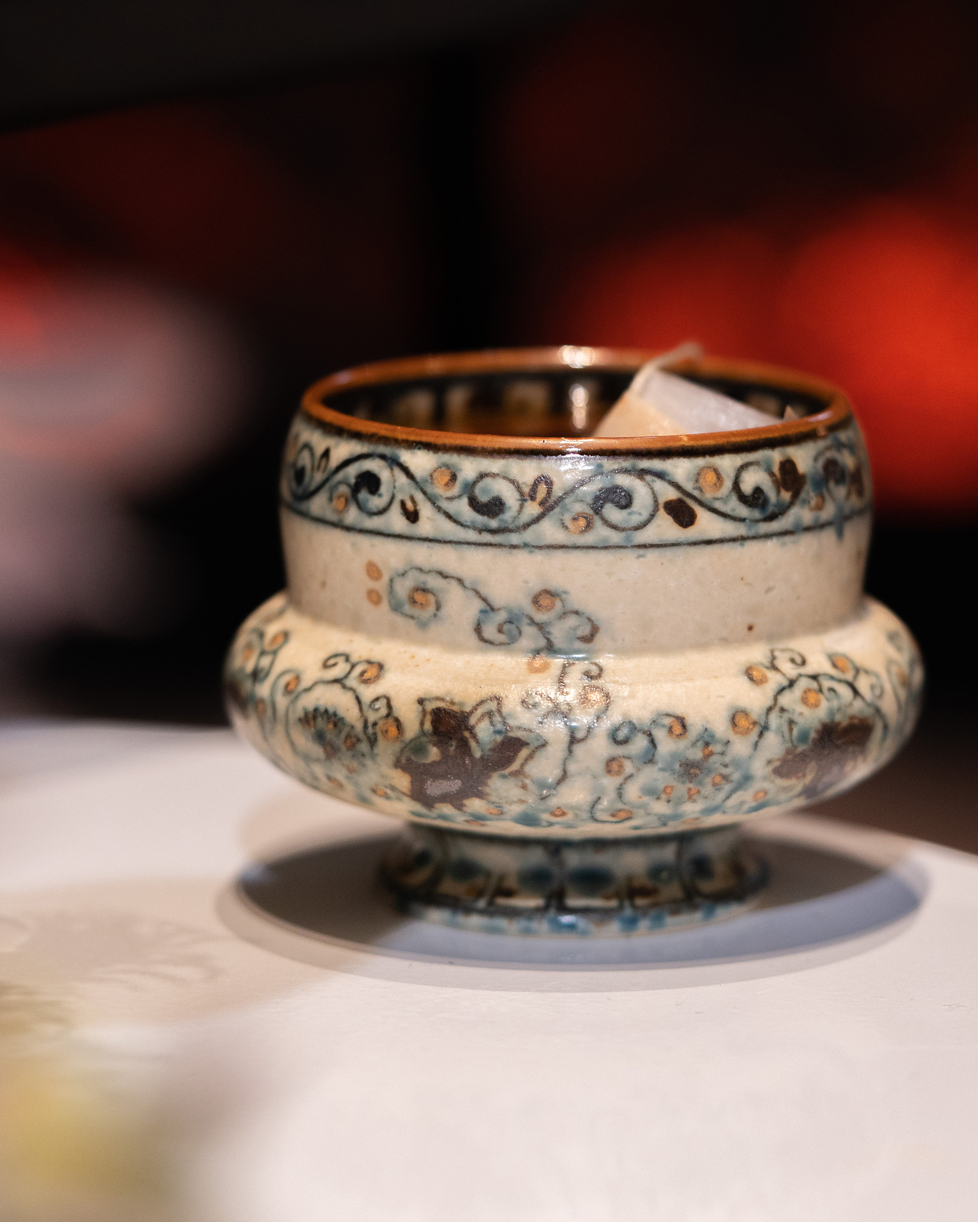 詩瓷集ヒット｜敦煌 蓮菊紋「泳圏」カップ（約230ml）冬の暖色｜手描き青花染付｜コーヒー／茶／香炉｜景徳鎮手作り