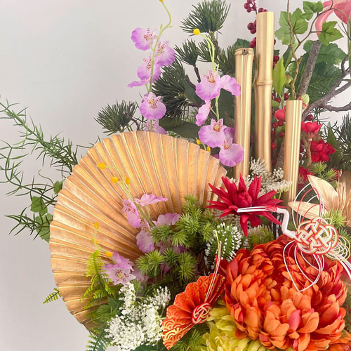 新年のしめ飾り　和風モダン 造花アレンジメント 特大サイズ 正月アレンジメント】 扇と松が描く迎春の華｜和モダン