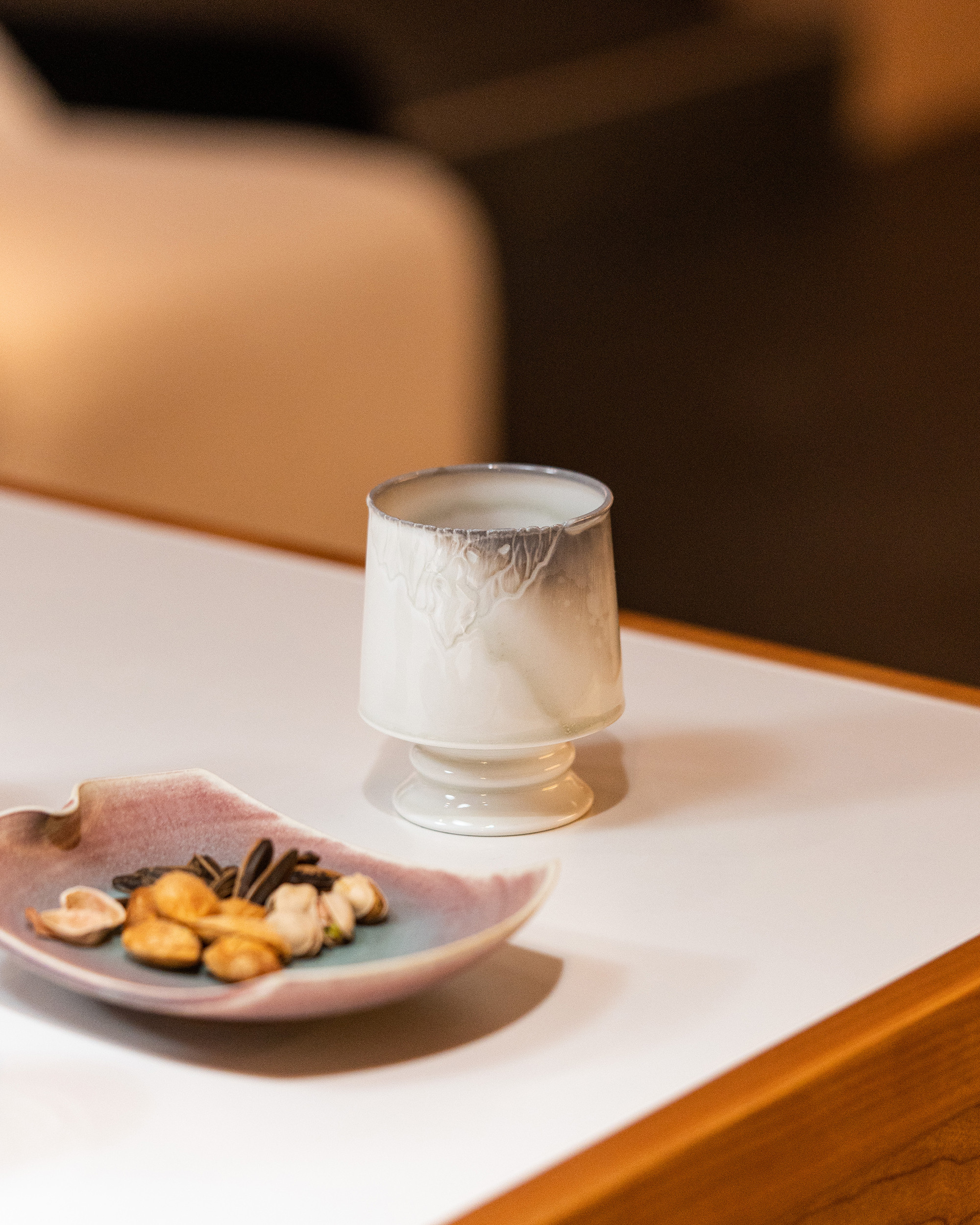 詩瓷集 侘寂｜馬尾松（松灰）×柴焼 「黎明の白」 手彫りコーヒーカップ（約250ml）｜景徳鎮手作り｜コーヒー／お茶