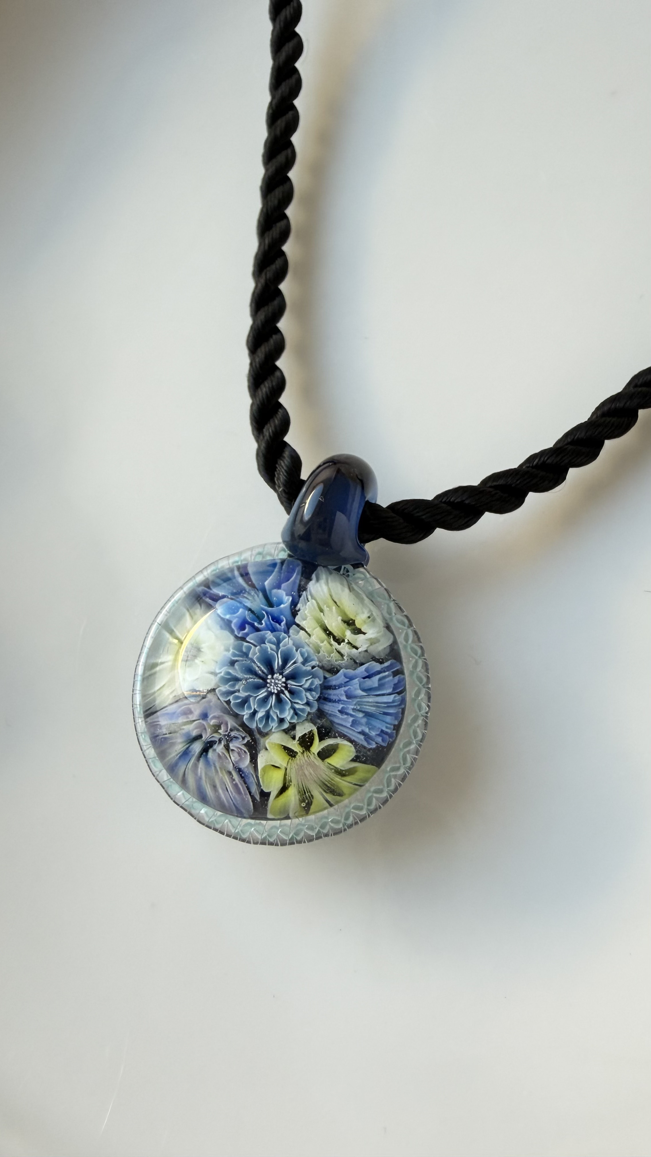 "眺めるたくなる"カレイドガラスネックレス