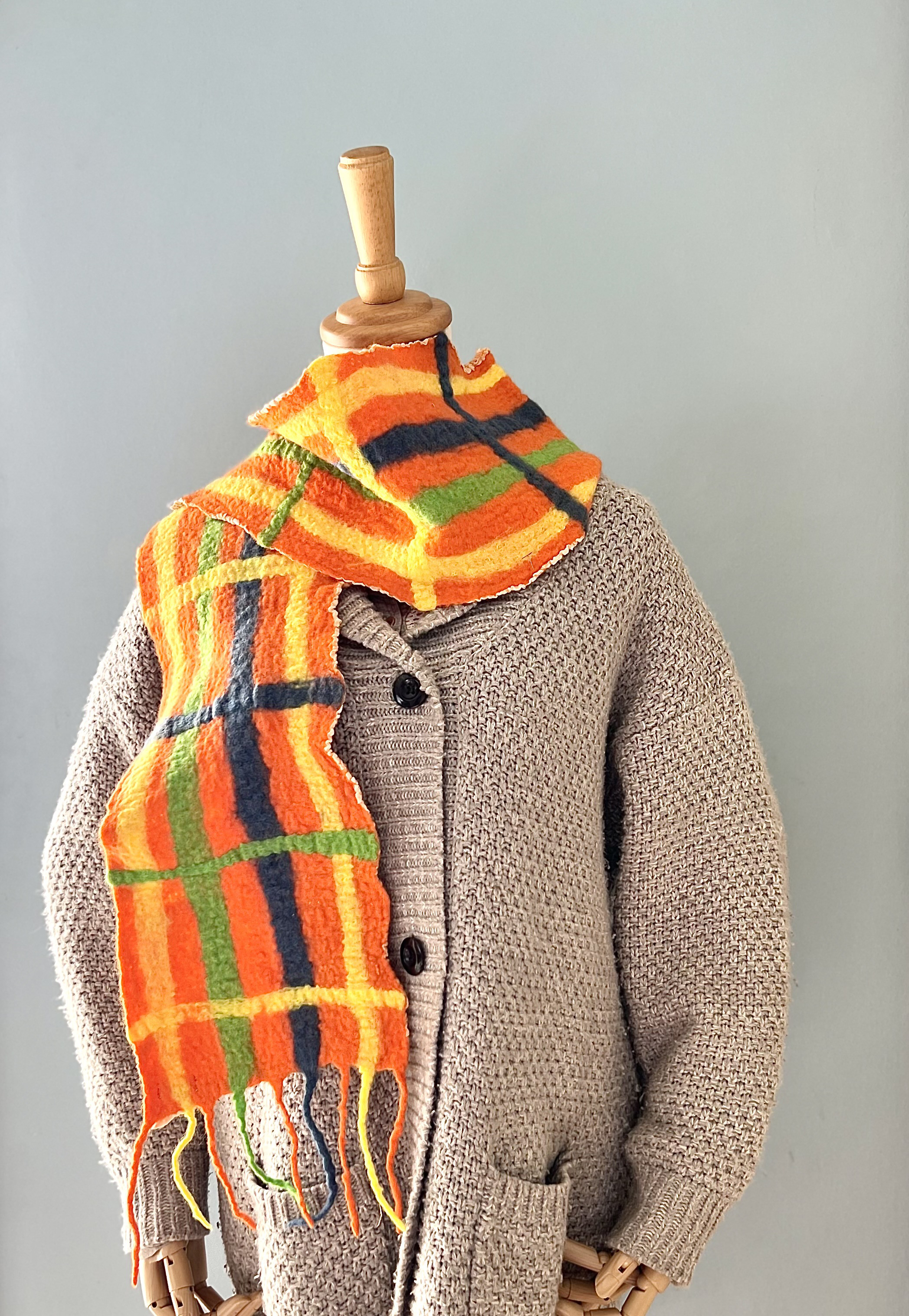 チェック柄の羊毛フェルトマフラー（綿の裏地付き　オレンジ）