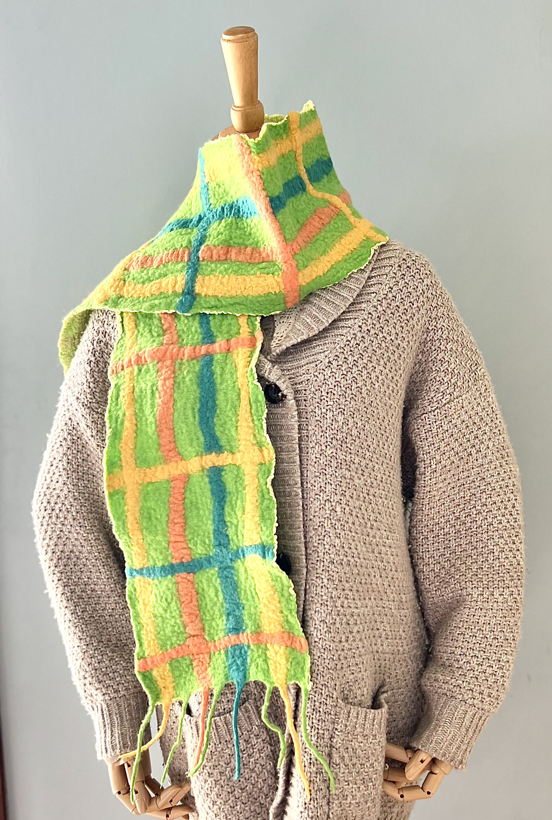 チェック柄の羊毛フェルトマフラー（綿の裏地付き　アップルグリーン） 4,200円