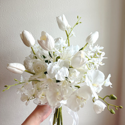 フランネルフラワーとチューリップのホワイトウェディングブーケ