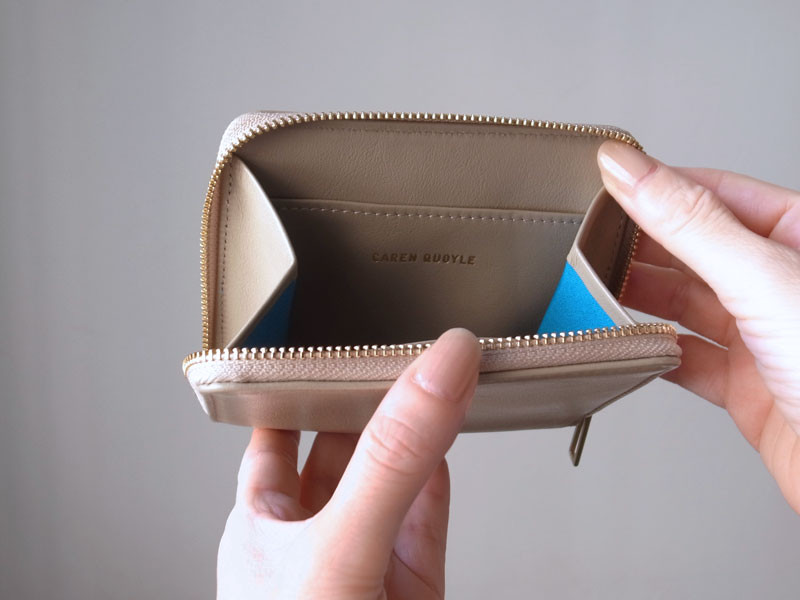 上質イタリアンレザー’スリムでコンパクト'な「Round fastener Wallet」- サンドベージュ -