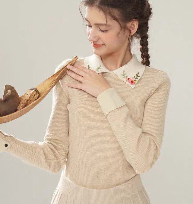 2色　配色フラワー刺繍襟　カシミヤ混プルオーバーニット【冬春秋】ベージュ・ブラウン
