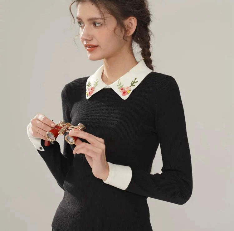 2色　配色フラワー刺繍襟　カシミヤ混プルオーバーニット【冬春秋】黒・ネイビー