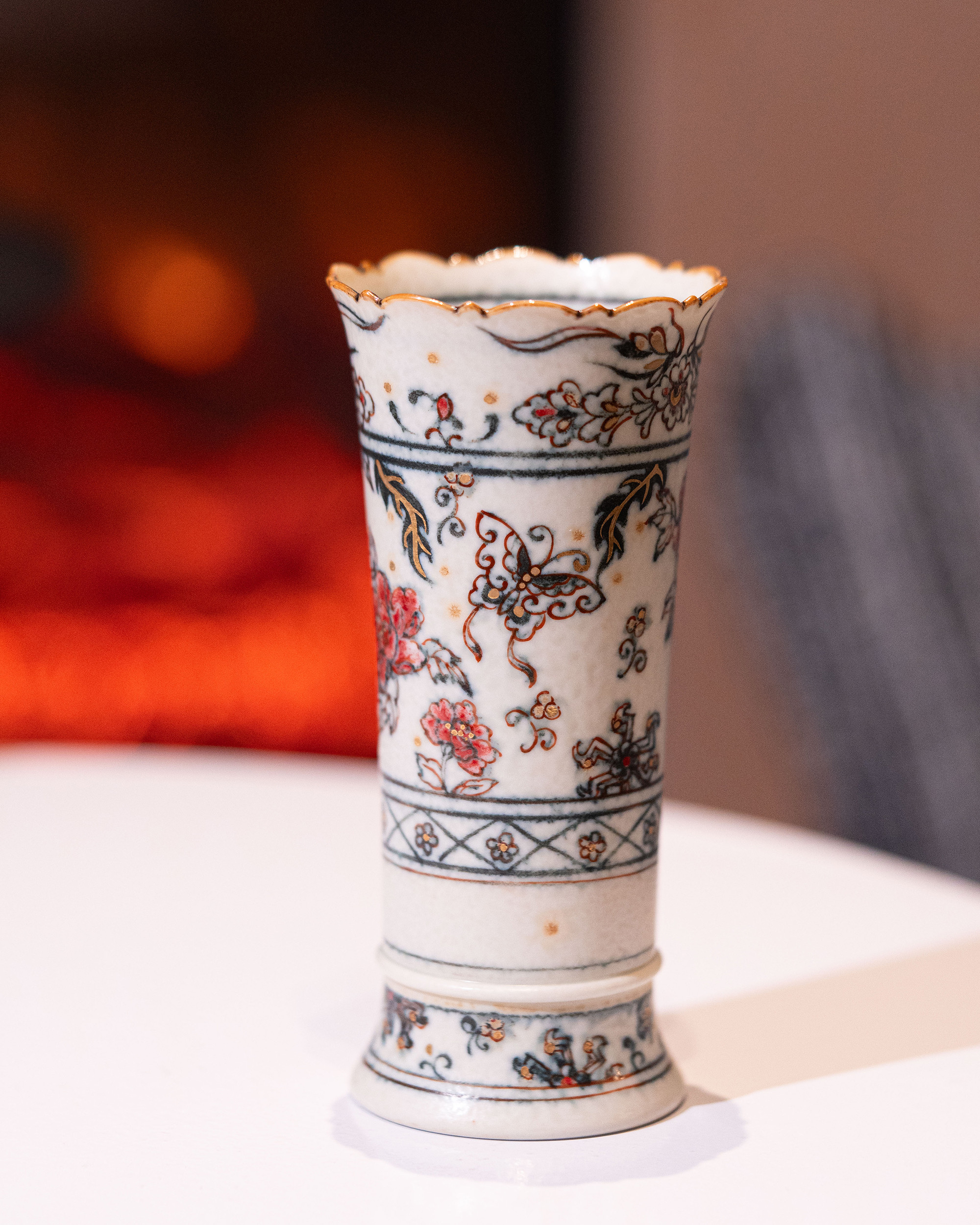 青花染付×描金「盼春」蝶恋花 花瓶｜宋風・觚形花器（花觚）｜景徳鎮ハンドメイド