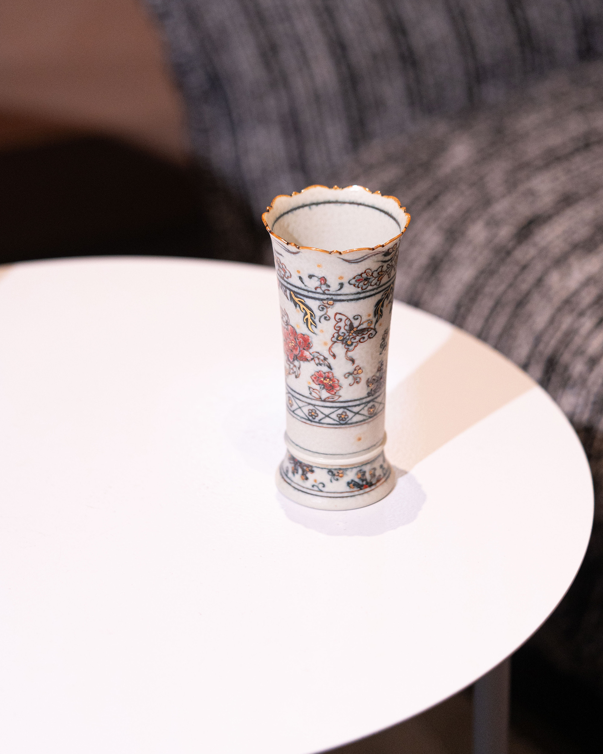 青花染付×描金「盼春」蝶恋花 花瓶｜宋風・觚形花器（花觚）｜景徳鎮ハンドメイド