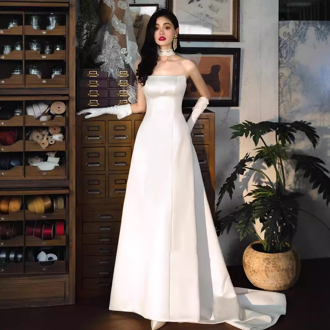 ウェディングドレス 黒 白 サテン ノースリーブ 裾引き 結婚式 花嫁 パーティー 演奏会 前撮り お呼ばれ AK497