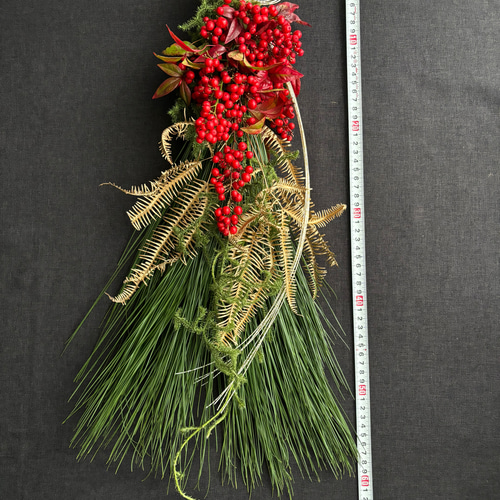 大王松・南天・瓢箪・水引…縁起物を合わせた〈たっぷりツブツブが