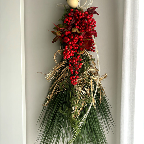 大王松・南天・瓢箪・水引…縁起物を合わせた〈たっぷりツブツブが