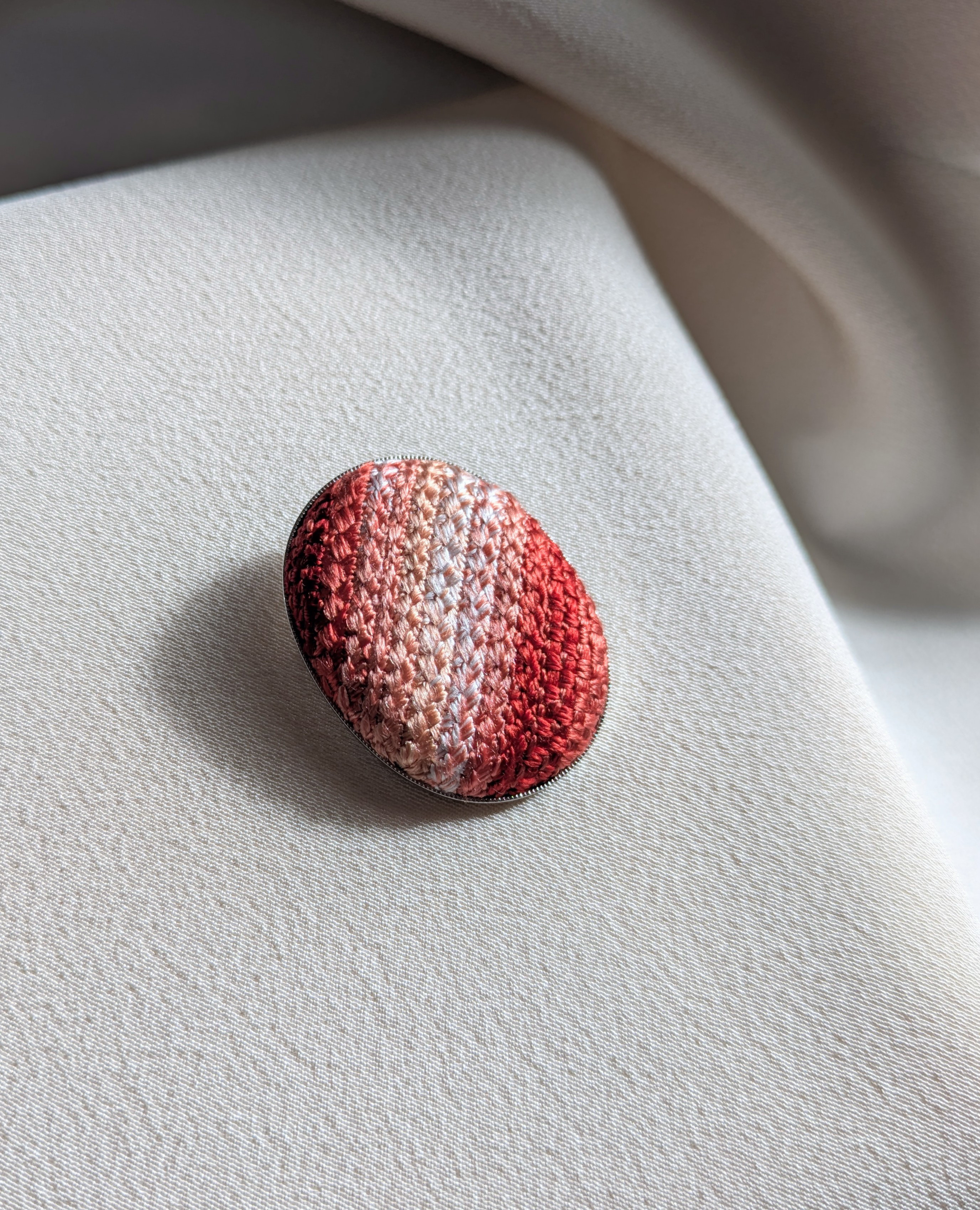 天然染色　日本刺繍 「黄昏のブローチ　茜染め」組紐縫い