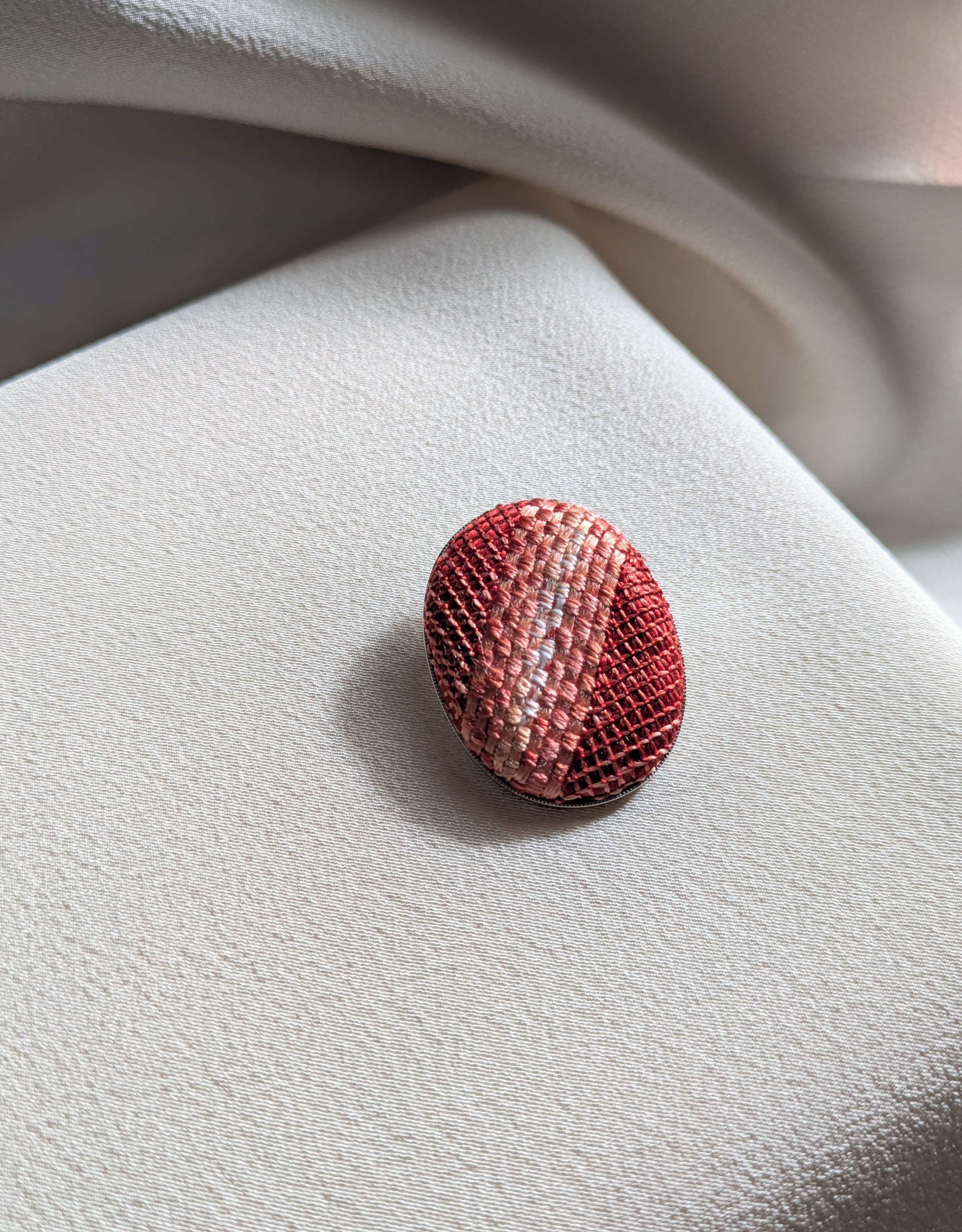 天然染色　日本刺繍 「黄昏のブローチ　茜染め」