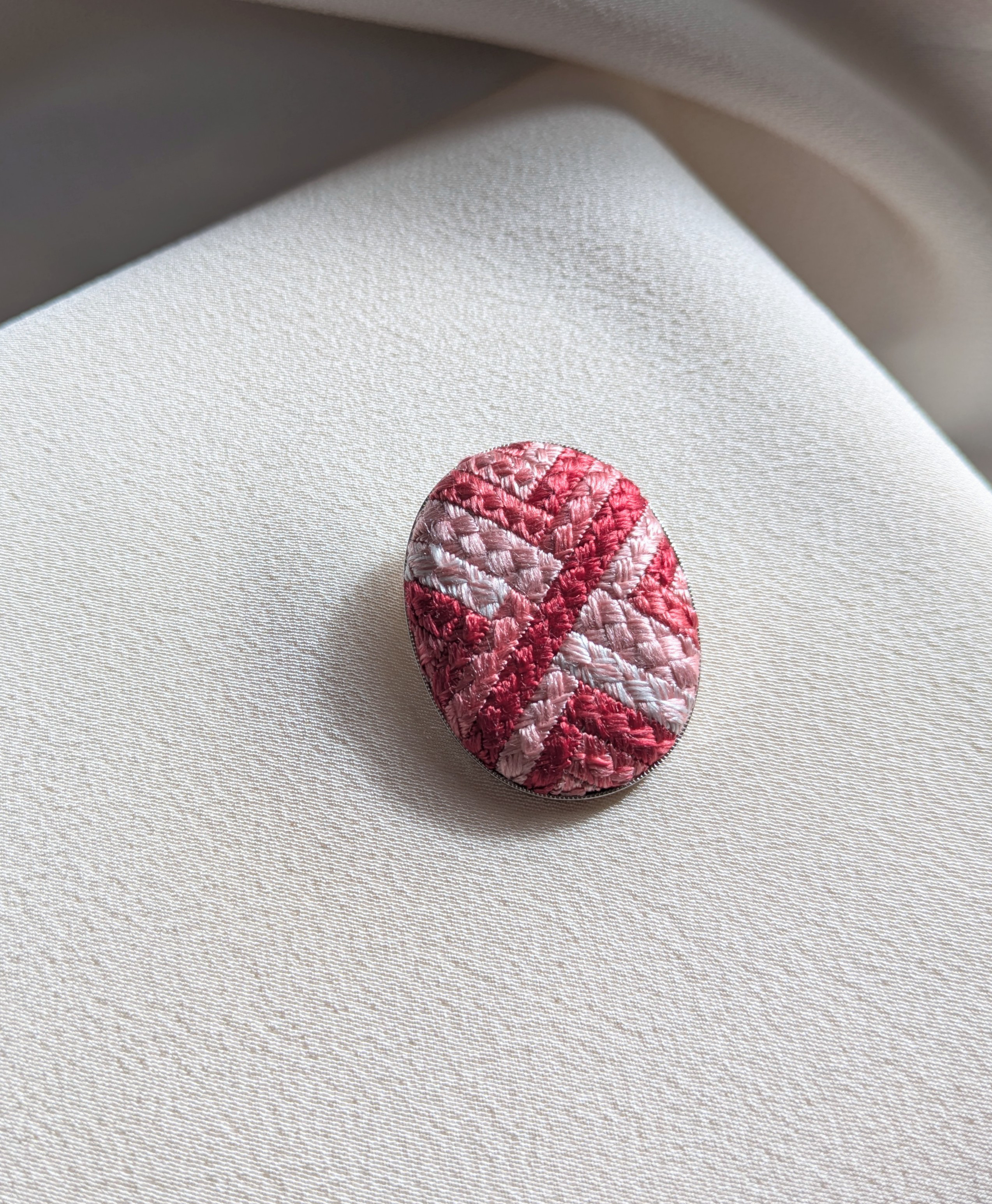 天然染色　日本刺繍 「黄昏のブローチ　蘇芳染め」