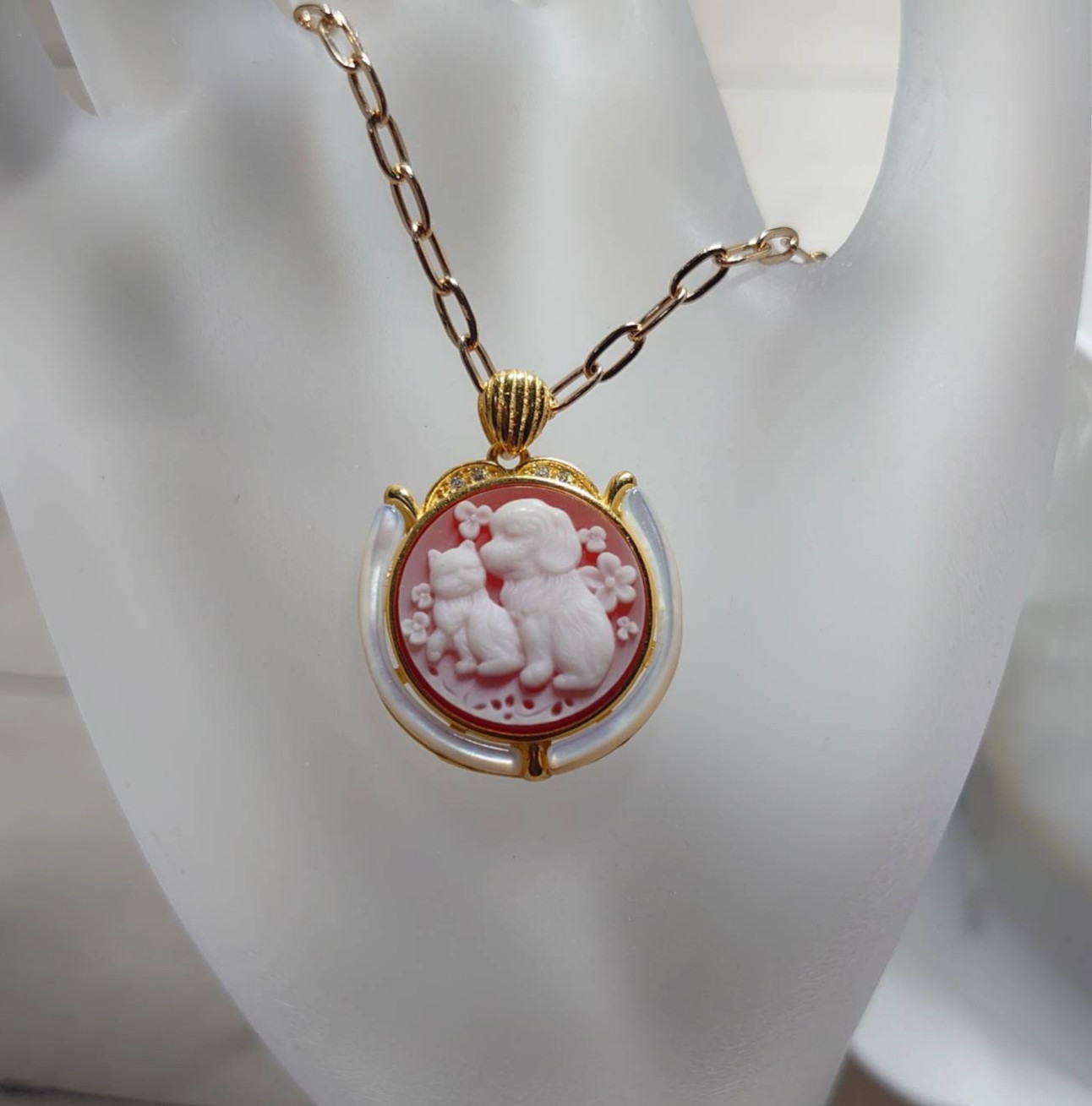 ストーンカメオ　ペンダントトップ　犬と猫　SV925　素敵な逸品　　レッド