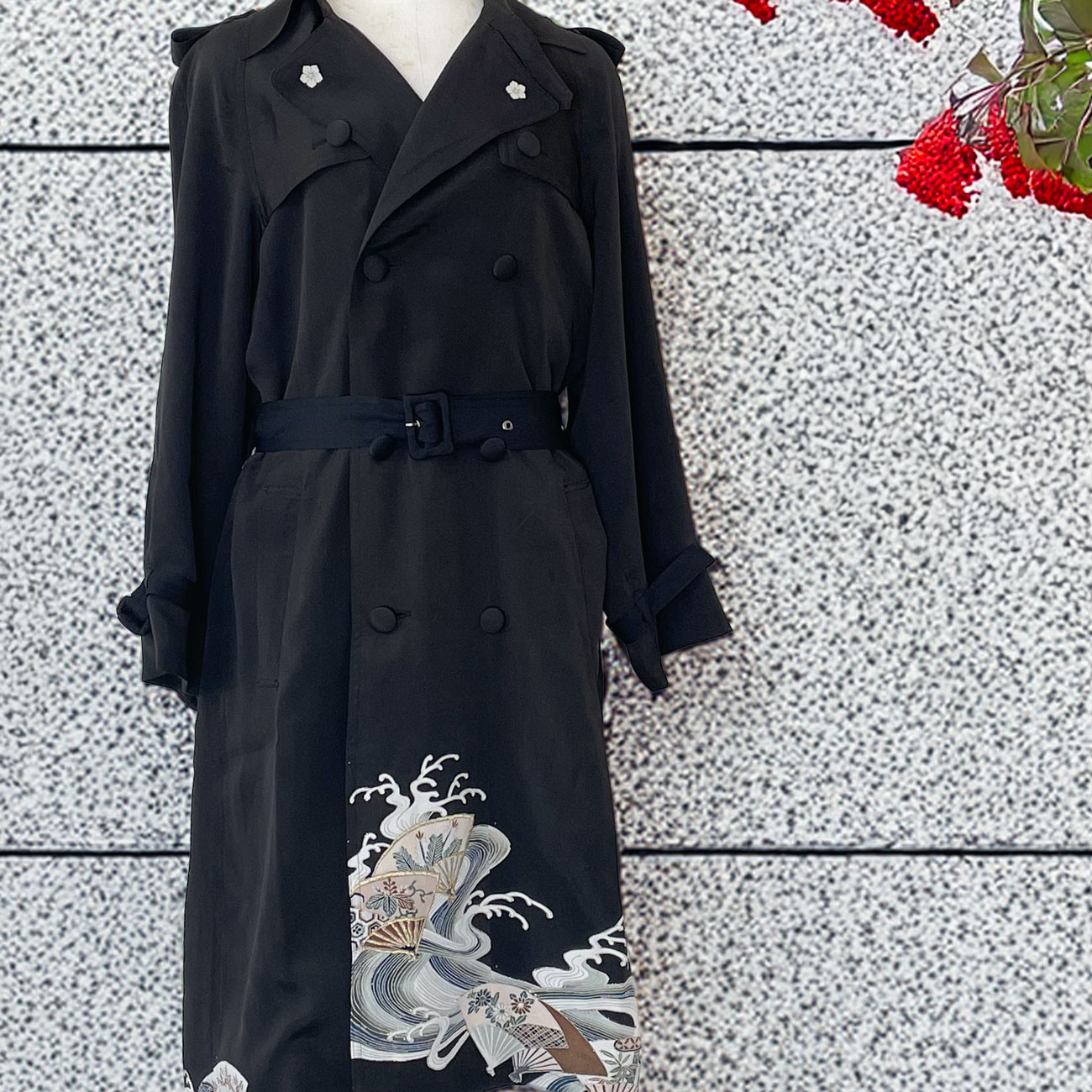 トレンチコート / 青系 黒留袖着物リメイク 扇と荒波 花 刺繍 / 一点物 /レディースSサイズ