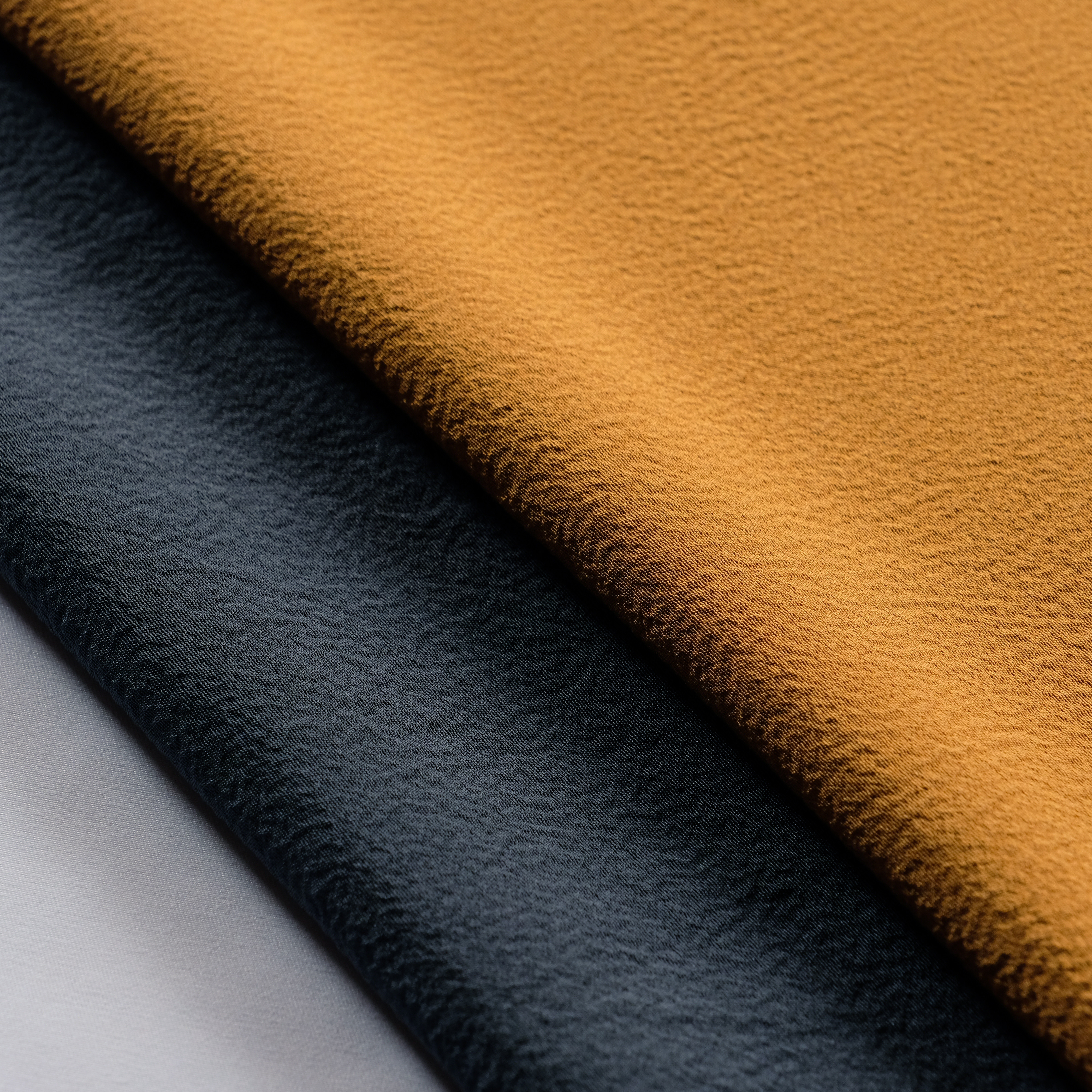 ふわりと軽く、素肌にやさしい縮緬ストール　日本の黒　狐色