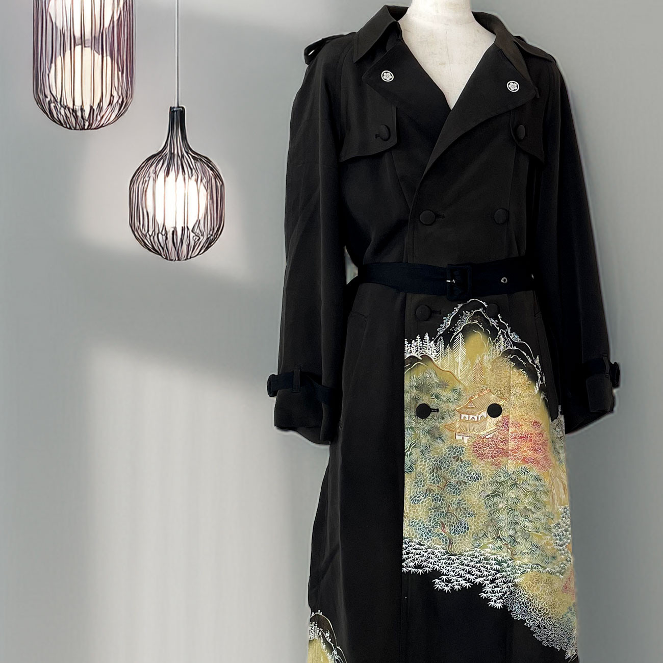 トレンチコート / 黄緑系 黒留袖着物リメイク 自然風景 山と森に建物 / 一点物 /レディースMサイズ