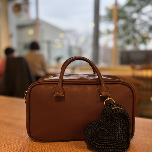 ベージュブラウンのハンドバッグ ホースチャームとハートチャーム ベージュブラウンのハンドバッグ ホースチャームとハートチャーム