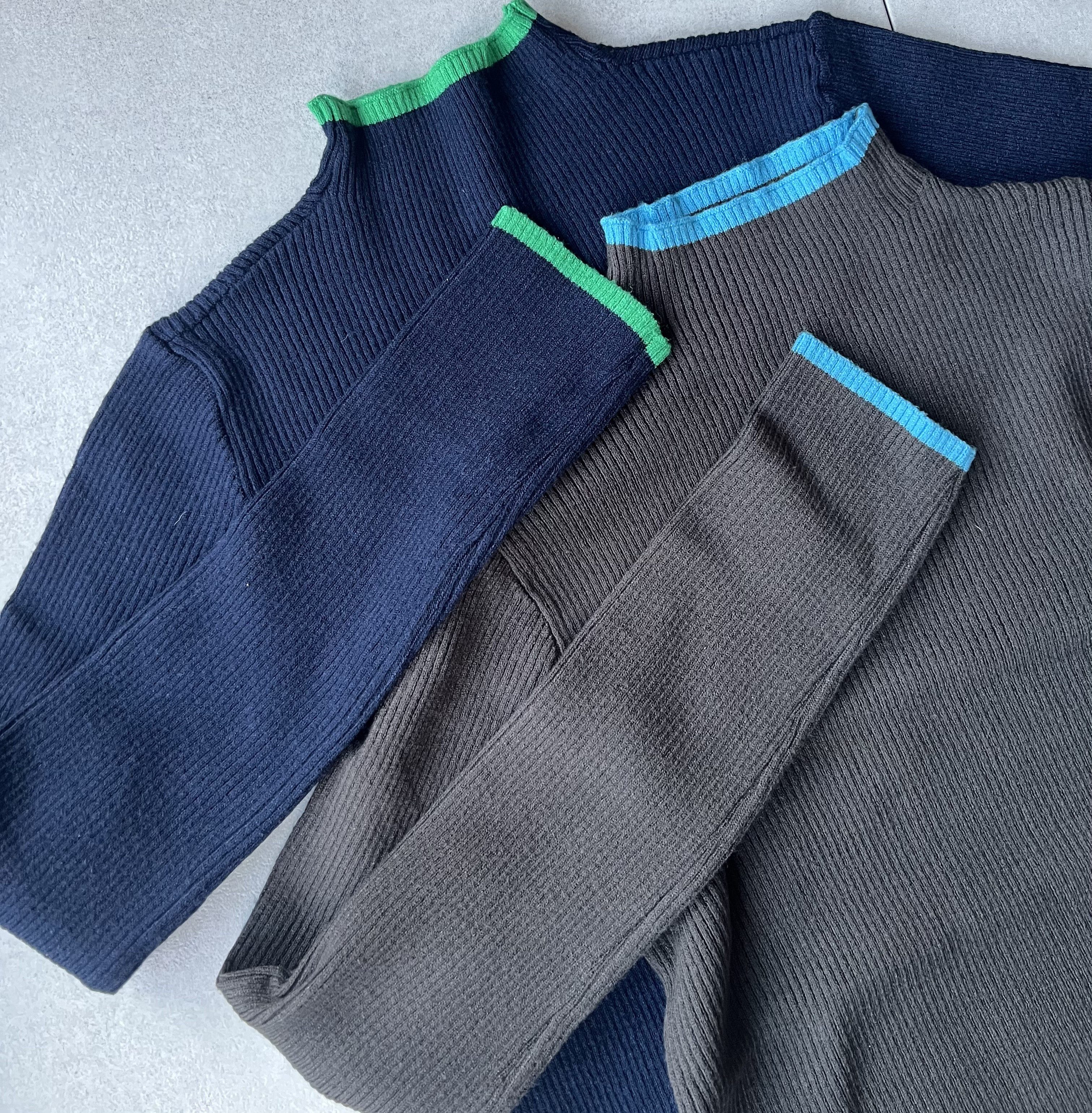 バイカラーがおしゃれなハイネックネックのリブニット 柔らかニット【バイカラーリブニット】 4,594円