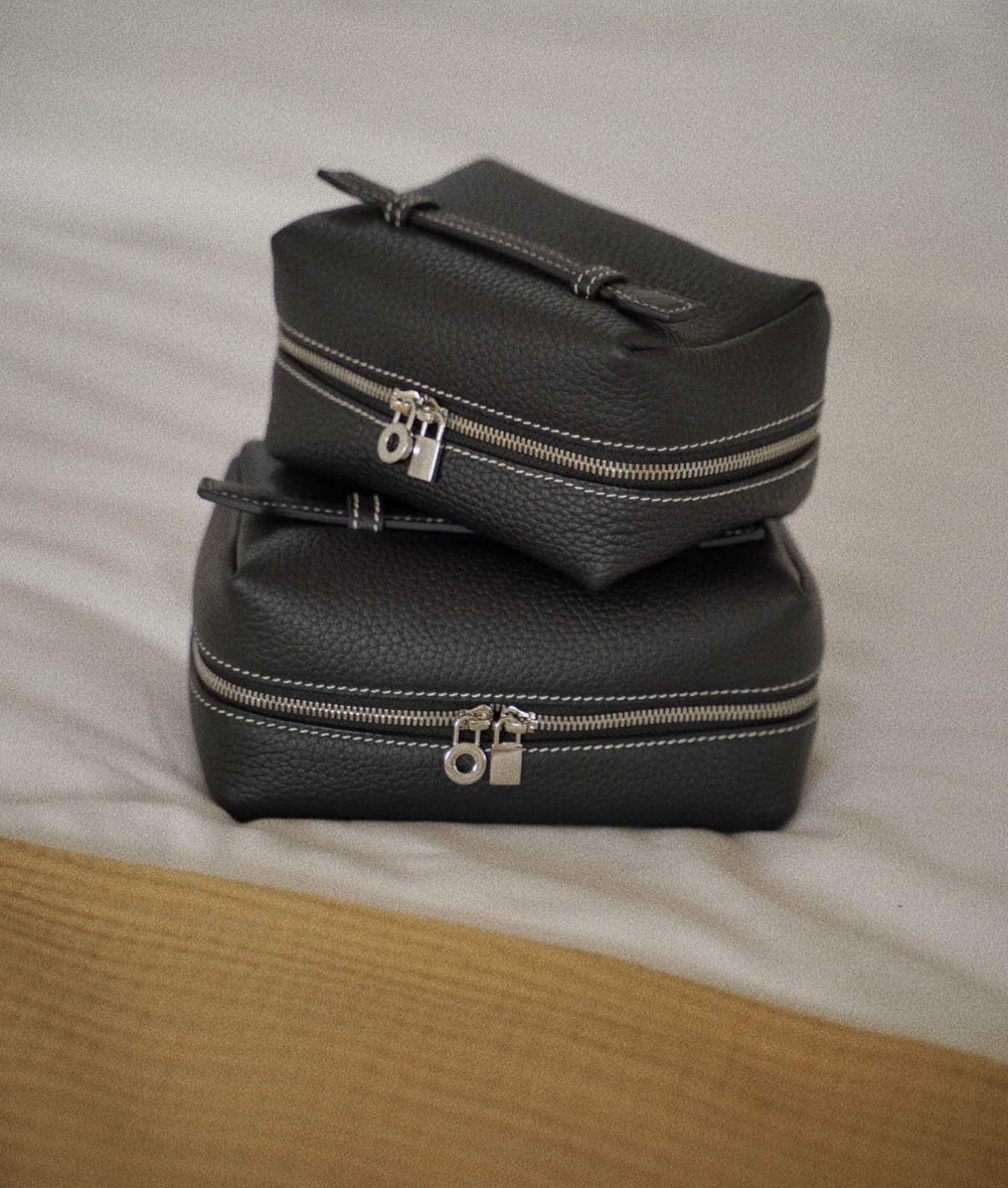 本革（牛革）ポーチ ブラック｜化粧ポーチ・洗面ポーチ｜軽量200g｜17×14×9cm｜