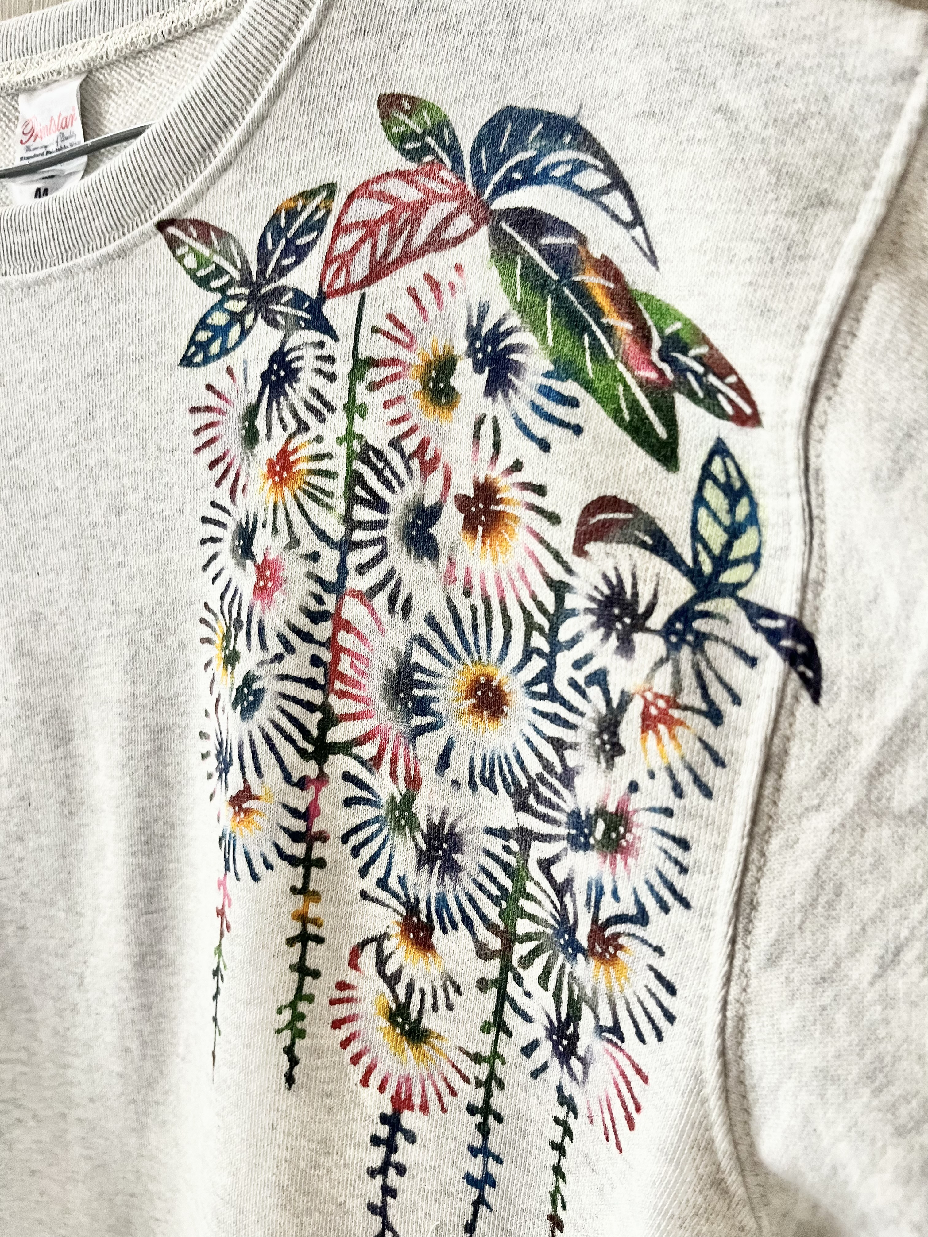 【送料無料】レディース.メンズ/手染め紅型のサガリバナ長袖トレーナー/アッシュグレー/Mサイズ