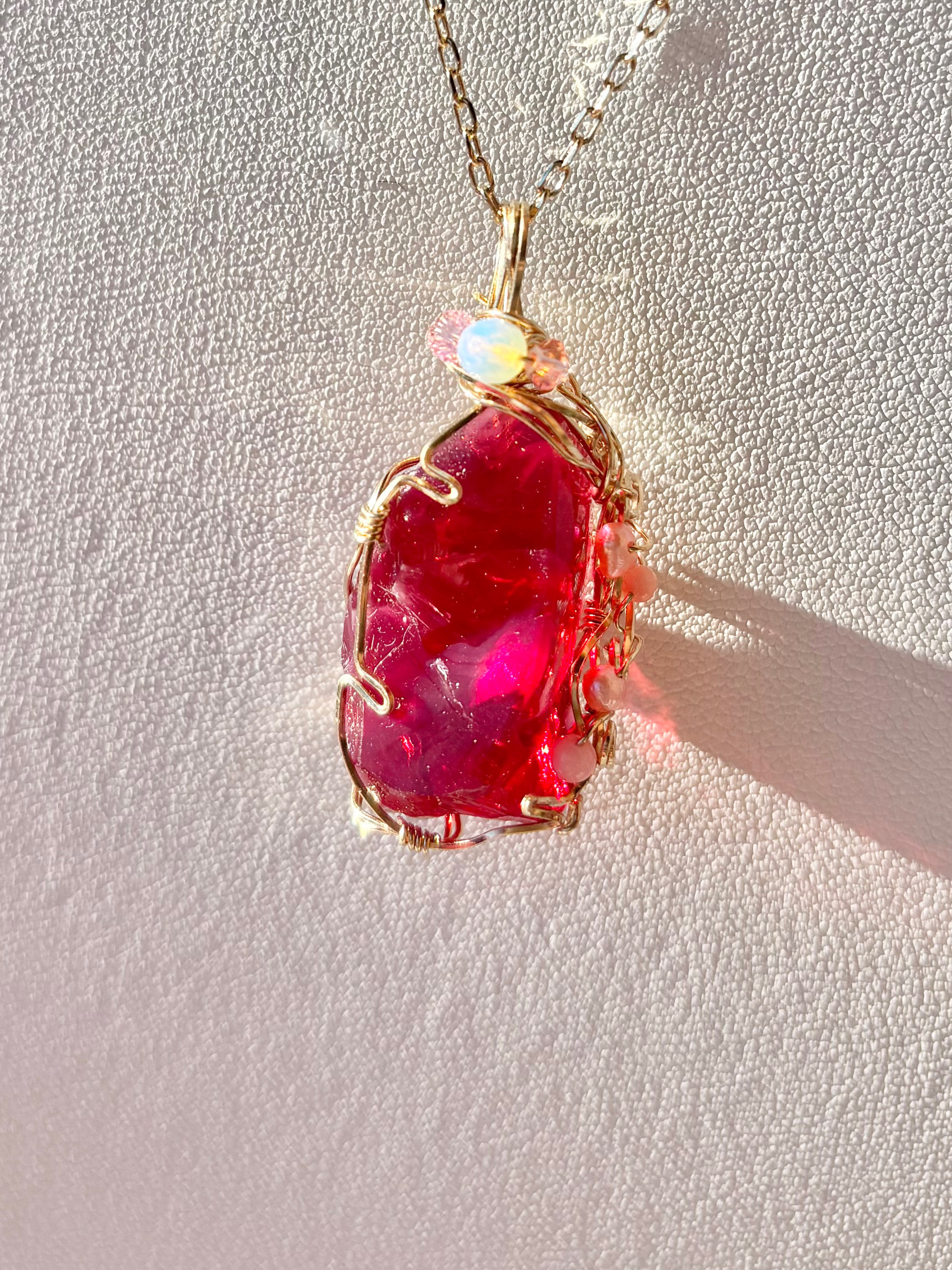 送料無料　アンダラクリスタル　ラズベリー　14金ワイヤーデザインネックレス