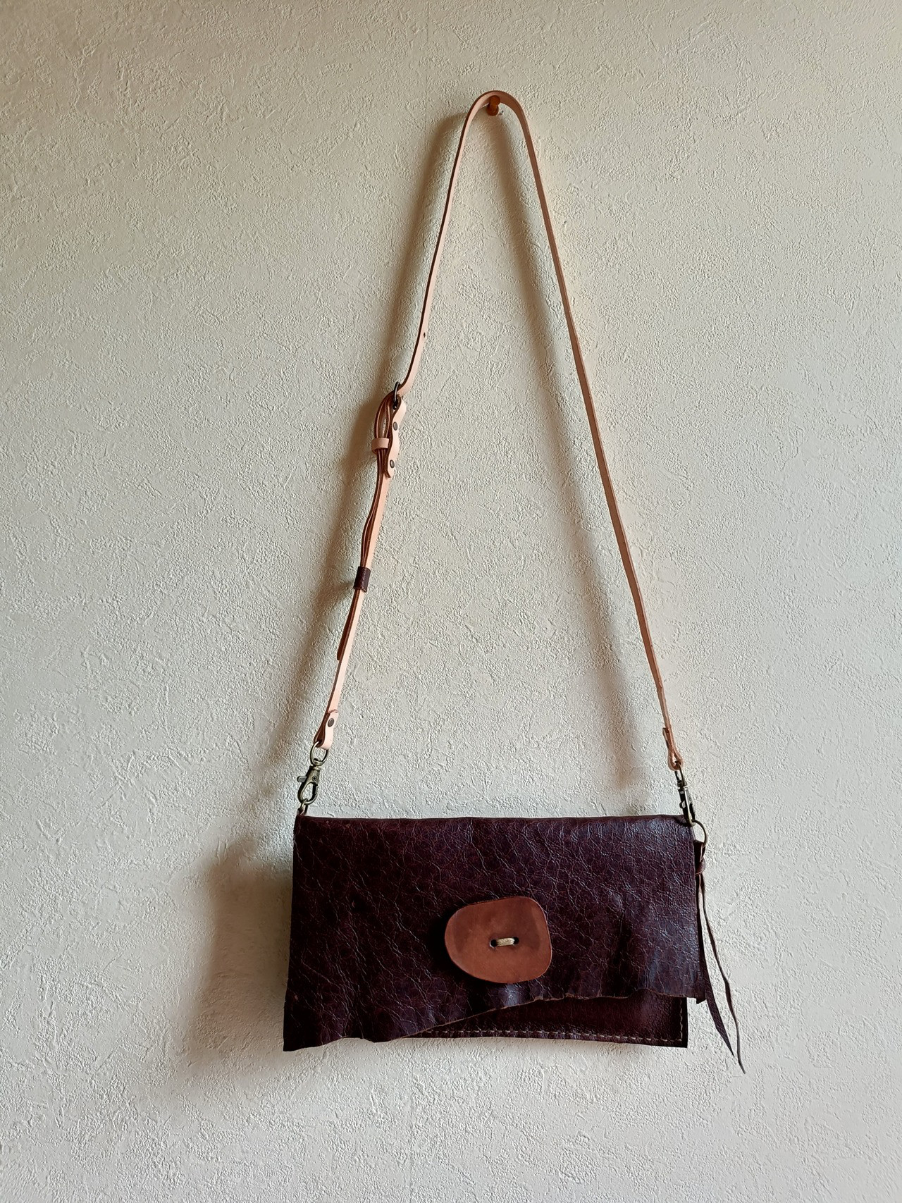 大きなボタン de スマホショルダー　ポシェット　チョコ　ピッグスキンレザー