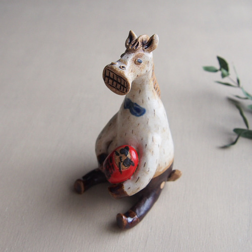 2026年 干支 午 馬 オブジェ だるまを抱える その他置物 studio