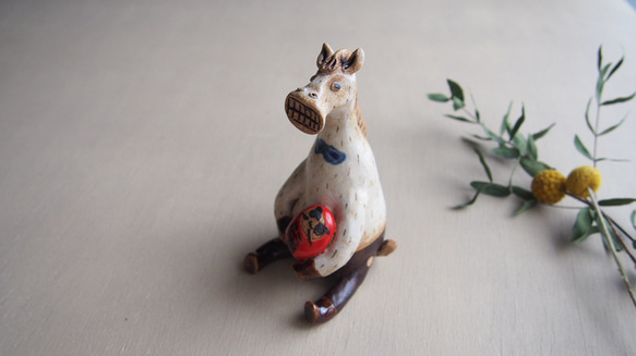 2026年 干支 午 馬 オブジェ だるまを抱える その他置物 studio