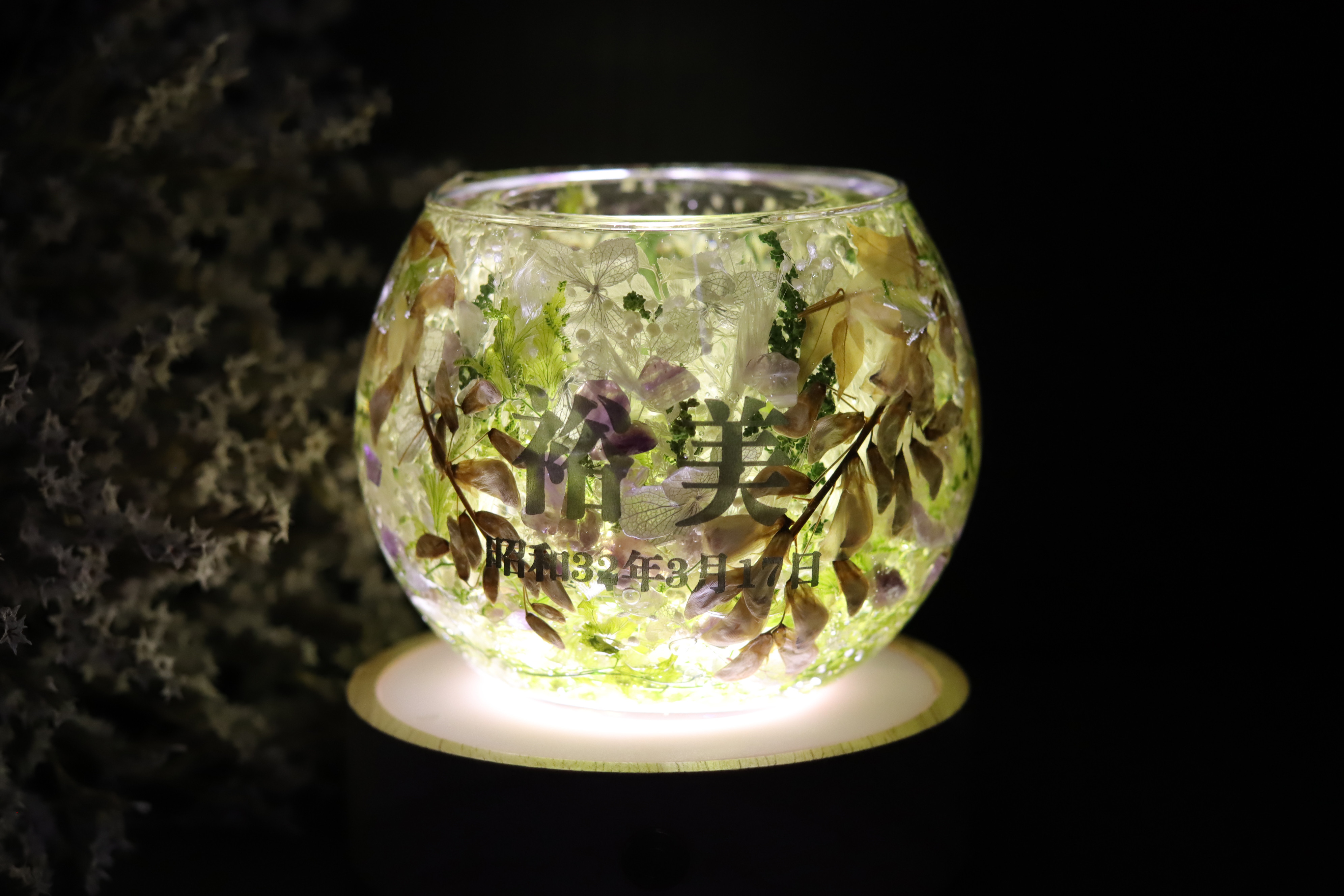 【お名前・生年月日彫刻・“灯籠タイプ”】「野に咲く藤の花とアメジスト」キャンドルホルダー＋木製LEDコースター付＊初盆