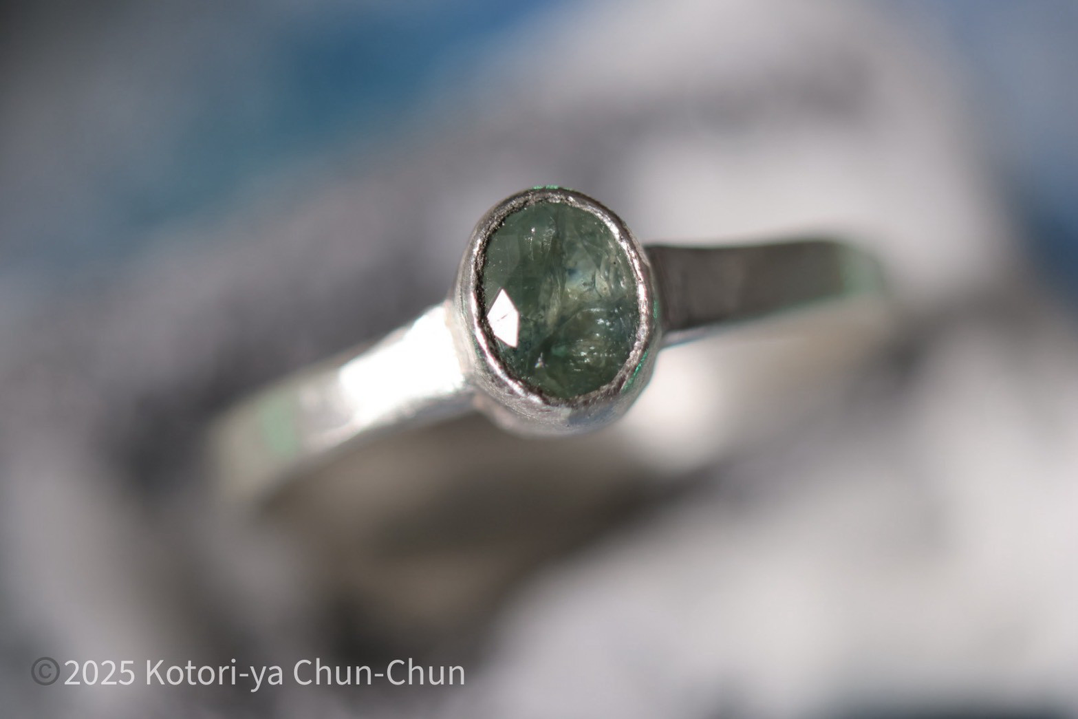 【タイのお土産】アフリカ産バイカラーアイスブルーサファイア・シルバーリング【垂青】